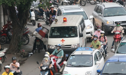 Nghị định 168 - Lỗi trừ 4 điểm GPLX: Điều khiển xe máy không nhường đường xe ưu tiên đi làm nhiệm vụ